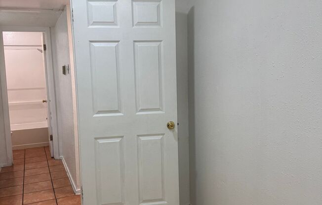 2 beds, 1 bath, 715 sqft, $1,340