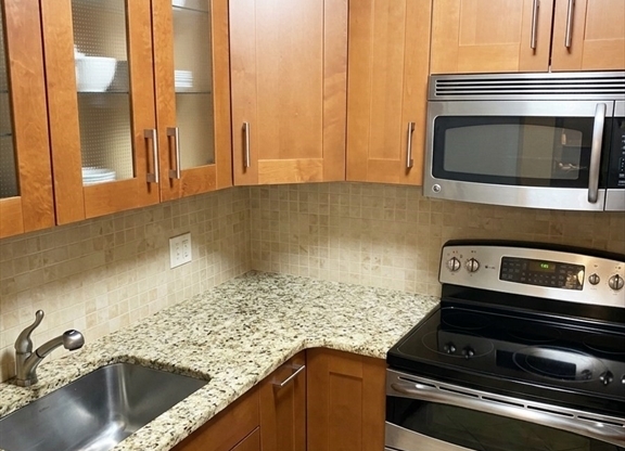 2 beds, 2.5 baths, 989 sqft, $2,795, Unit 14C