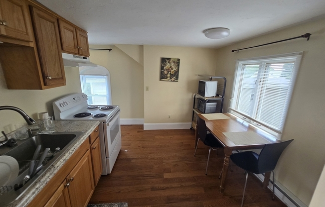 2 beds, 1 bath, 700 sqft, $1,750, Unit 3