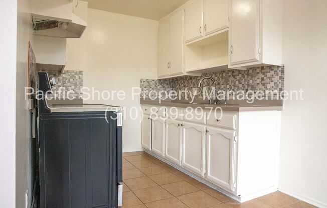 2 beds, 1 bath, $2,195, Unit 5