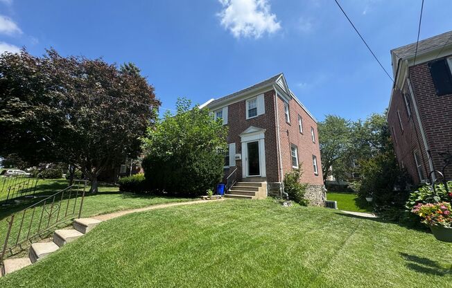 Lovely 3-Bedroom Townhouse in Drexel Hill! Available mid-August!