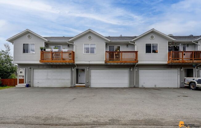 Modern 4-Bedroom Townhome in Desirable South Anchorage