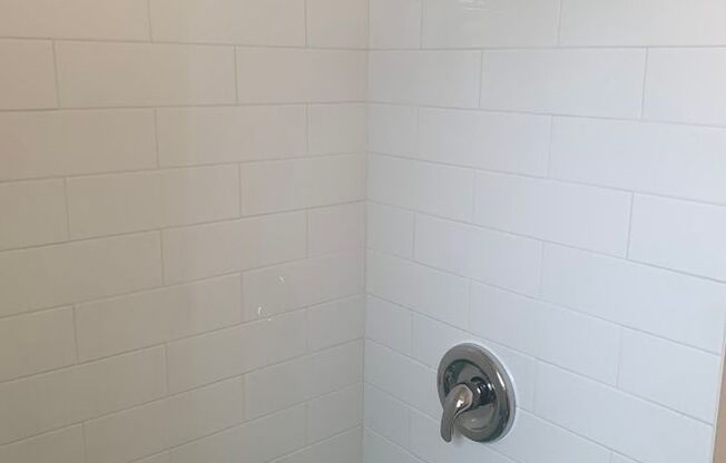 3 beds, 1 bath, 800 sqft, $2,275, Unit 406D