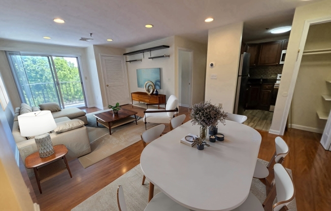 2 beds, 2 baths, 861 sqft, $2,450, Unit 407