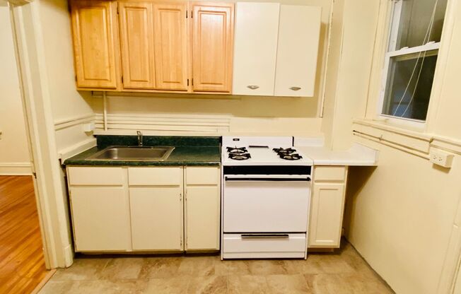 3 beds, 2 baths, $2,050, Unit Apt. 03