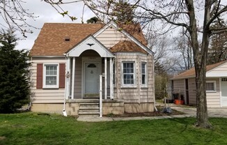 19985 Kenosha 3Bed/2 Bath with formal dining room Located in Harper Woods