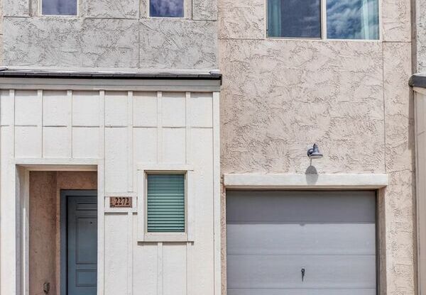 2272 W HARMONT DR