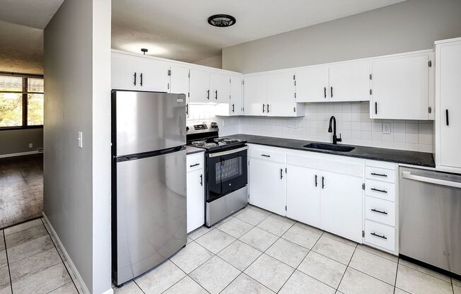 2 beds, 1 bath, $945, Unit 16