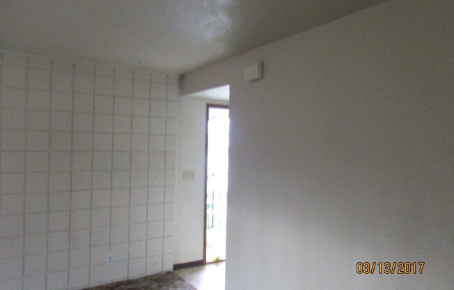 Upstairs Apartment Near Food and Shopping