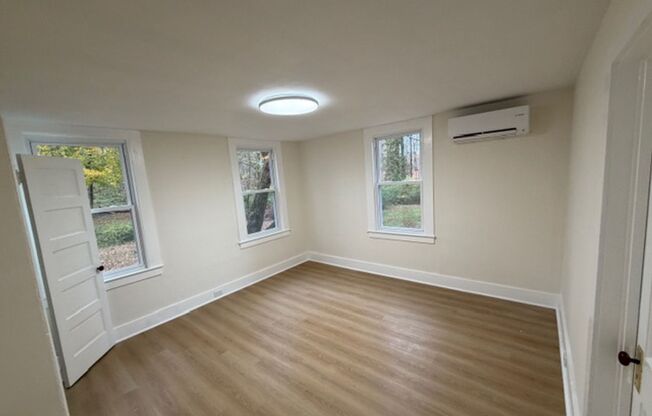 4 beds, 1 bath, 1,300 sqft, $3,500, Unit 473 Amity Rd