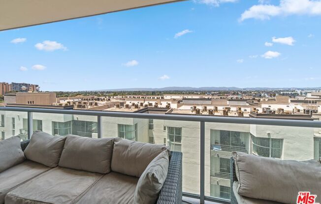 1 bed, 1.5 baths, 993 sqft, $4,700, Unit 720