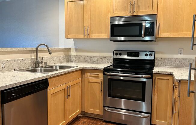 2 beds, 2 baths, 880 sqft, $2,795, Unit L-4