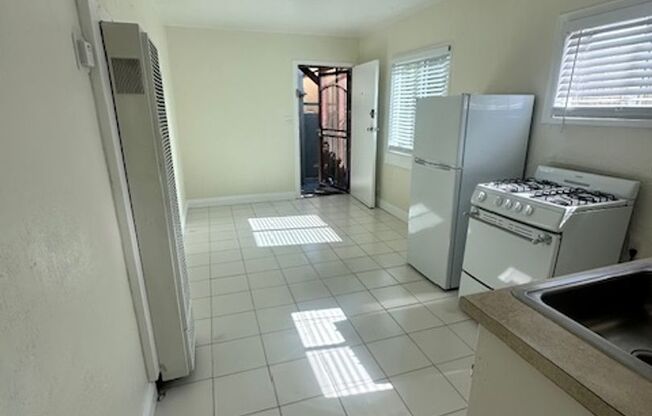 Studio, 1 bath, 350 sqft, $2,000, Unit 7