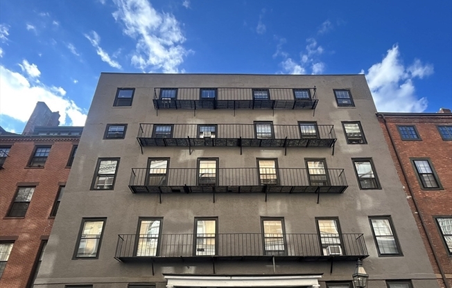 2 beds, 1 bath, $3,950, Unit 1R