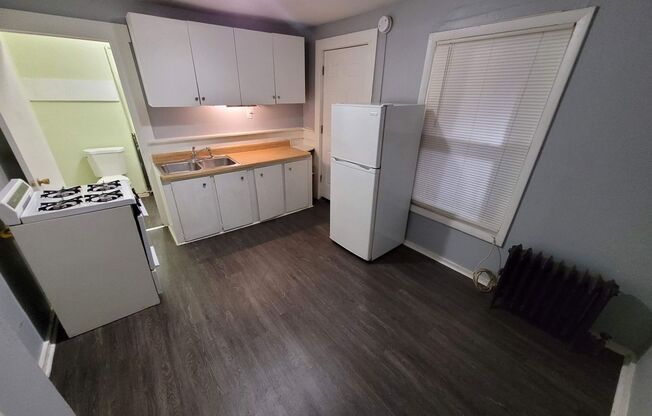 $900 - Efficiency Studio / 1 Bath in Downtown Manchester with All Utilities Included!