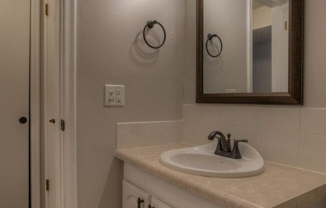 1 bed, 1 bath, 720 sqft, $925, Unit 18
