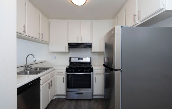 2 beds, 2 baths, $2,950, Unit 7524-A