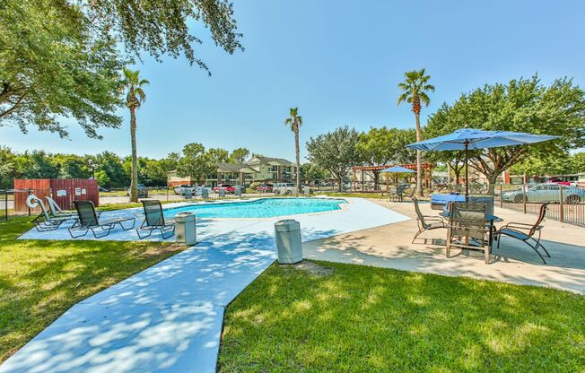 resort style pool in west houston luxury apartments