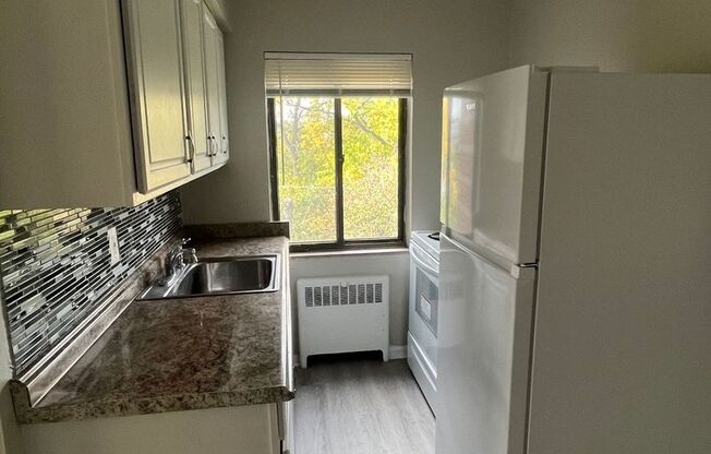 2 beds, 1 bath, 825 sqft, $1,050