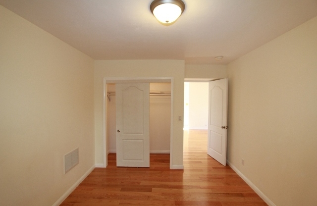 4 Bedroom Mid-Century Oakmore Property With View of Bay