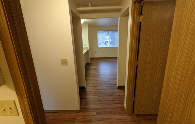 2 beds, 1 bath, 750 sqft, $1,395, Unit 33