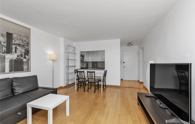 125 10 QUEENS BLVD