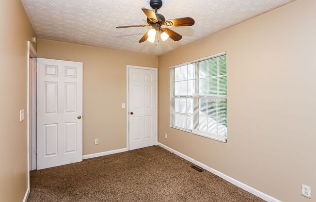 Cozy Corner Unit! 2 Bedroom / 1.5 Bathroom Townhouse in Lithonia!