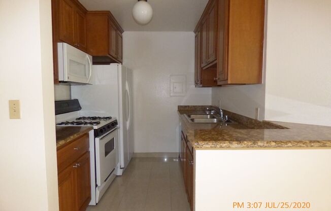 1 BEDROOM/1 BATH APARTMENT - NEAR UCLA CAMPUS & WESTWOOD VILLAGE