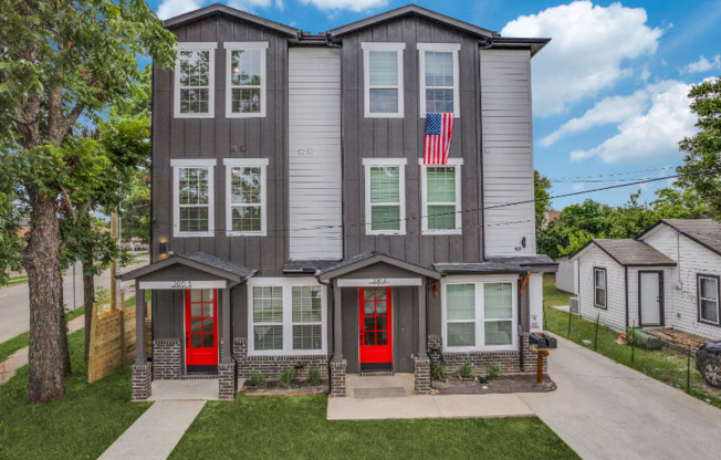 206 E 4 ST