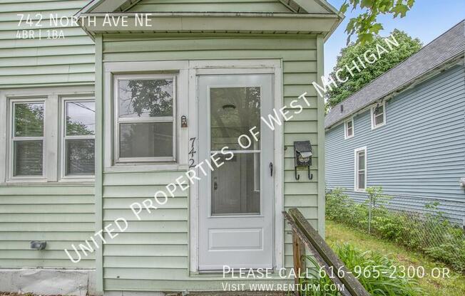 742 N AVE NE