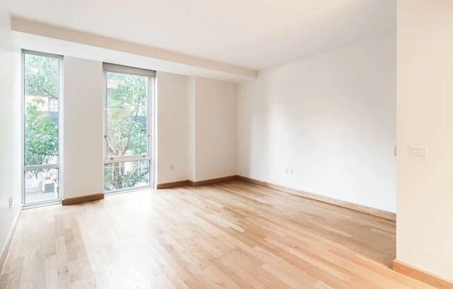 439 W 37 ST