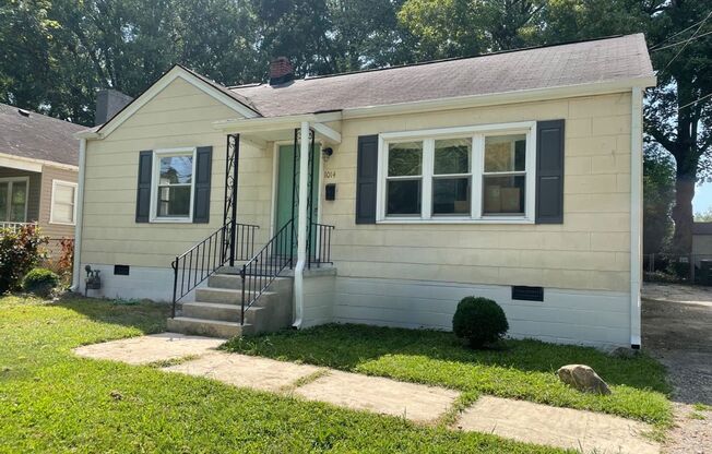 Renovated 3 Bedroom Near UNCG & Downtown Greensboro - Stackable Washer & Dryer Included!