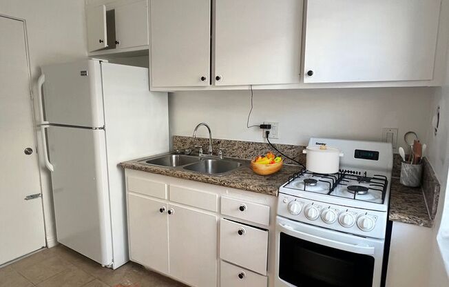 Runyon Canyon Properties, LLC (1636 N. Fuller Avenue)