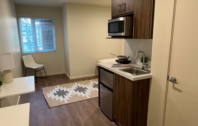 Studio, 1 bath, 180 sqft, $1,295, Unit 324