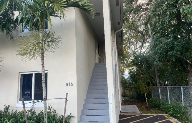 816 NW 3 ST