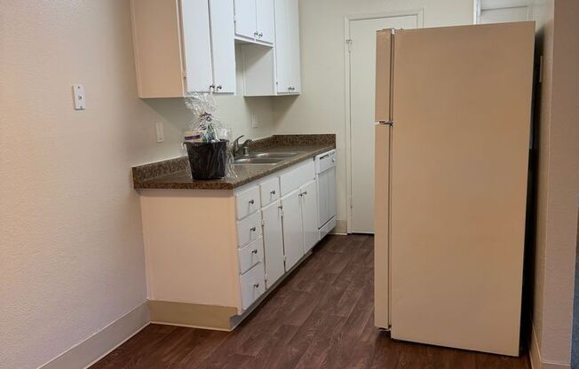 2 beds, 1 bath, 1,015 sqft, $1,795, Unit 089