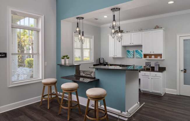 Fitted Kitchen With Island Dining at Abberly Chase Apartment Homes by HHHunt, Ridgeland, 29936