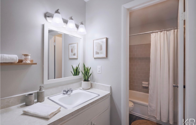 1 bed, 1 bath, 672 sqft, $1,175, Unit 2010-12
