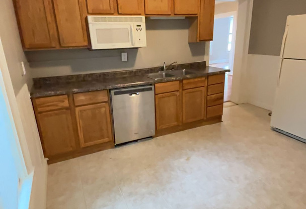 5 Bedroom House with a Nice Big Yard - Available June 2027