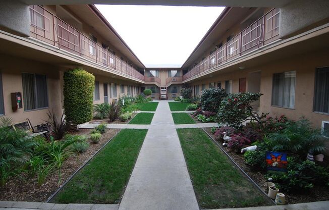 WHITTWOOD POINTE APARTMENTS