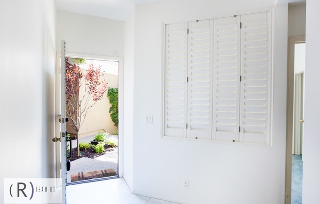 Fully Furnished 3be/3ba Home in Desirable Irvine Near University Town Center!