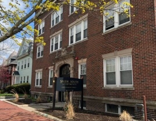 Studio, 1 bath, 317 sqft, $1,900, Unit 4