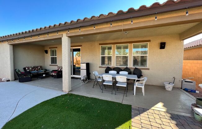 1 Story 4Bed Pool Built in BBQ