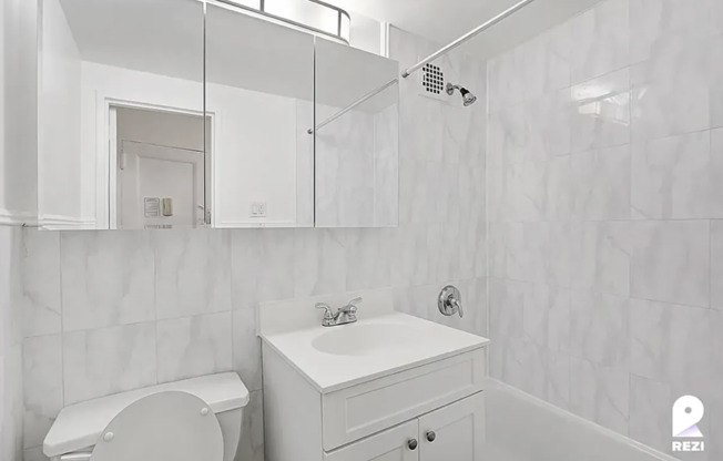 228 E 81 ST