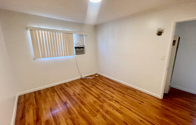 Spacious 2 Bedroom/1 Bathroom in Burbank! MOVE IN READY!