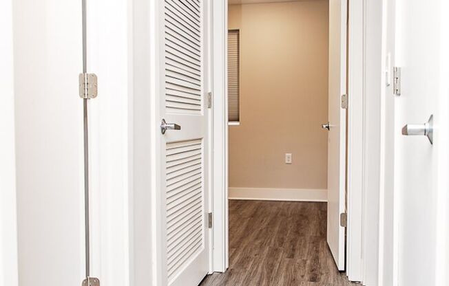 2 beds, 1 bath, $1,000, Unit 4001 Holdrege St. #2