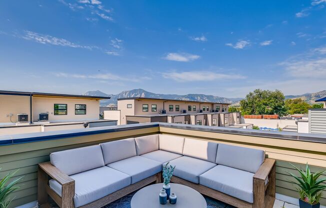 Contemporary Townhome with Rooftop Deck-Flatiron Views