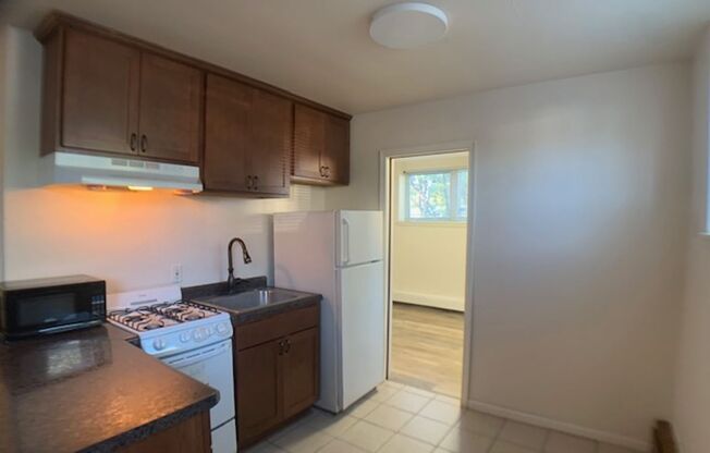 1 bed, 1 bath, 650 sqft, $850, Unit Unit 2