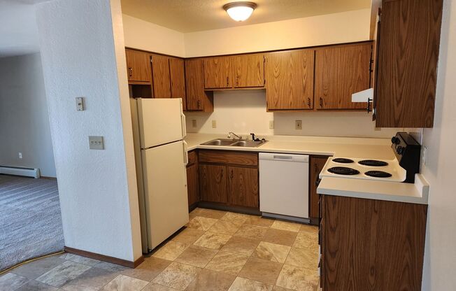 2 beds, 1 bath, $800, Unit 06