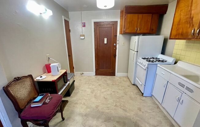 Studio, 1 bath, $725, Unit 28
